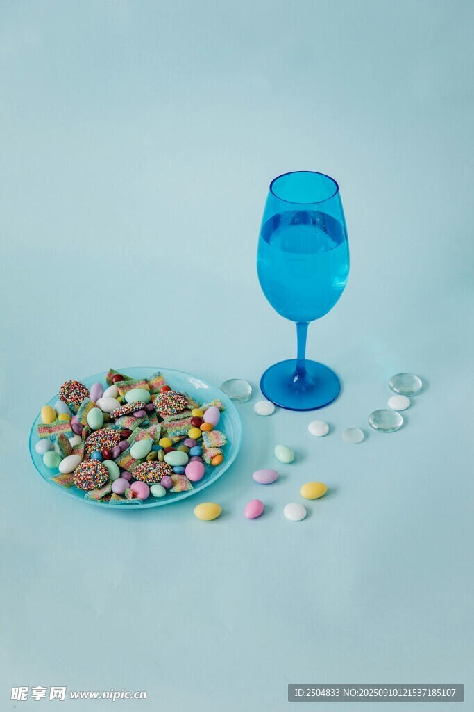 藍色酒杯與多彩糖果