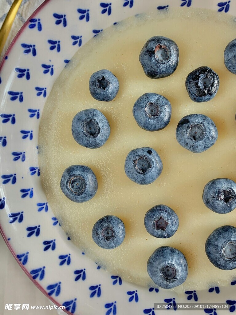 藍(lán)莓點(diǎn)綴的美味布丁
