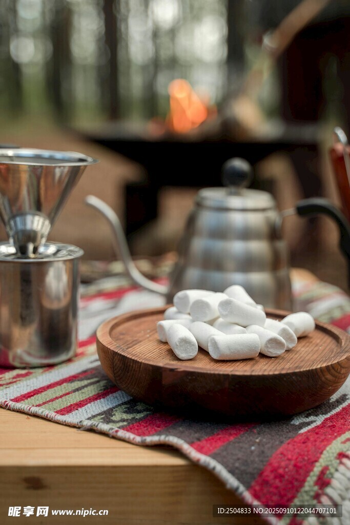 戶外露營(yíng)茶具擺放場(chǎng)景