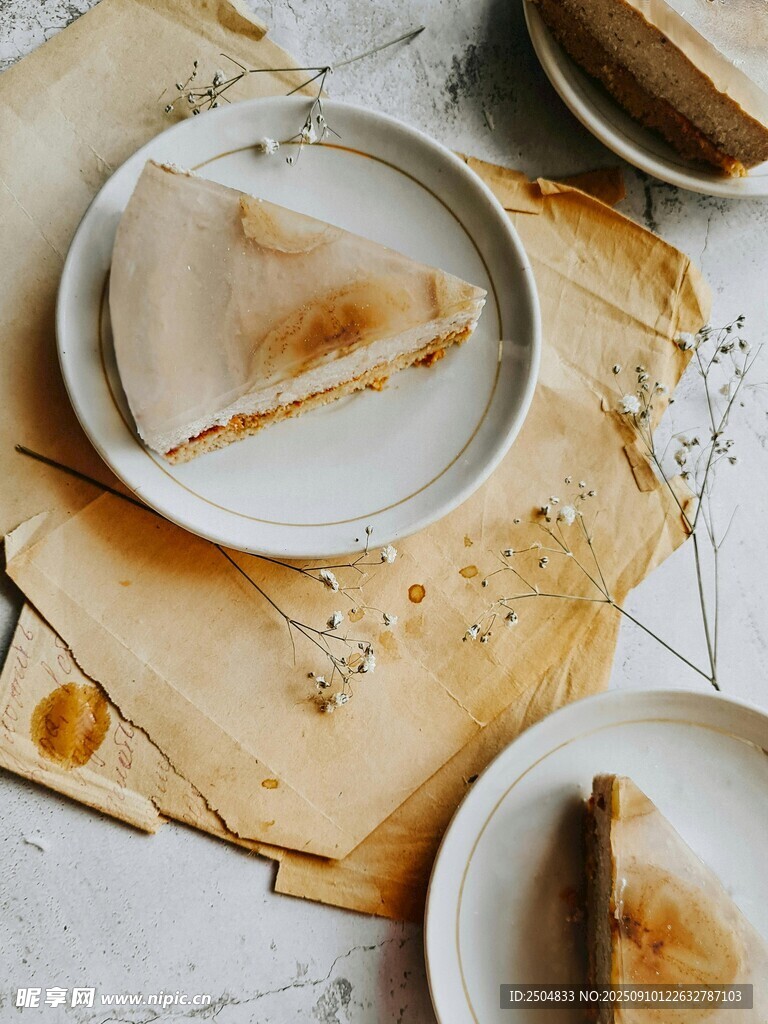 美味糕點(diǎn)置于復(fù)古紙張上