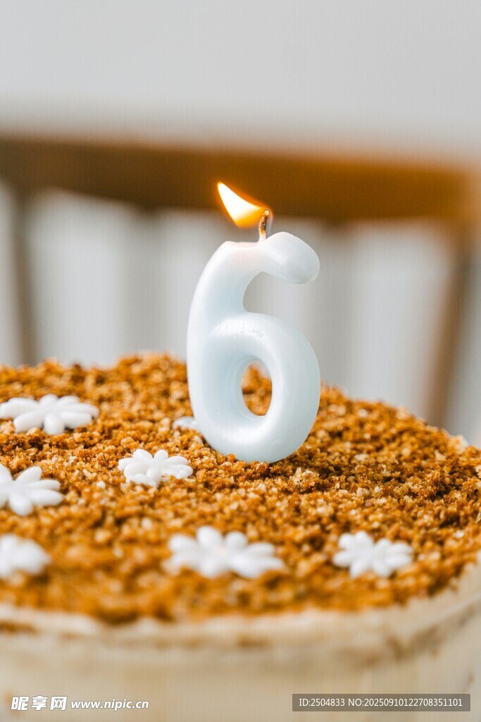 6歲生日蛋糕上的點(diǎn)燃蠟燭