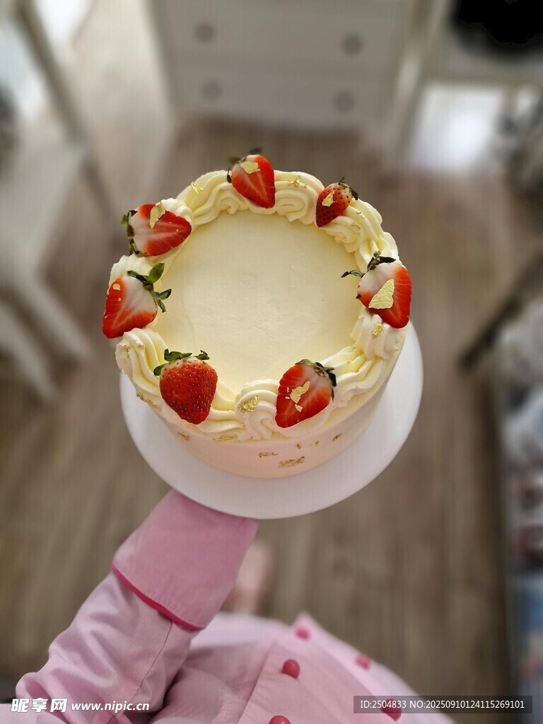 草莓裝飾的美味奶油蛋糕