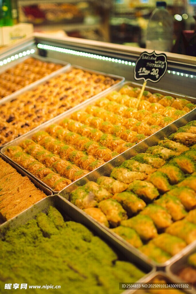 多彩糕點(diǎn)展示柜內(nèi)誘人美食