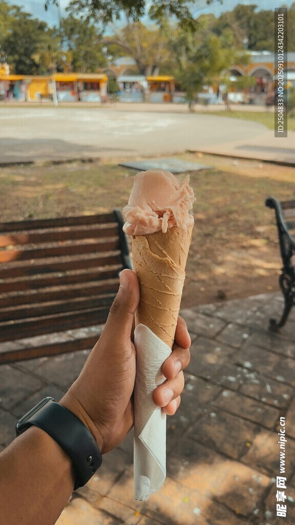 手持冰淇淋享受戶外風(fēng)光