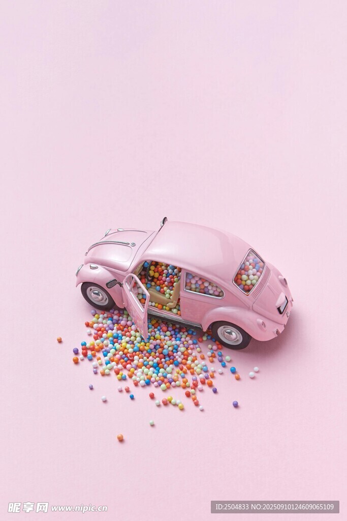 粉色玩具車灑落彩色碎屑