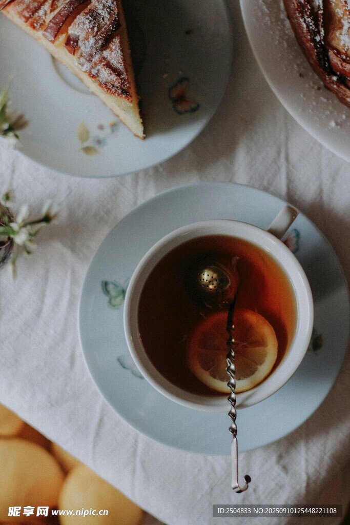 精致茶點(diǎn)與茶飲的愜意時(shí)光