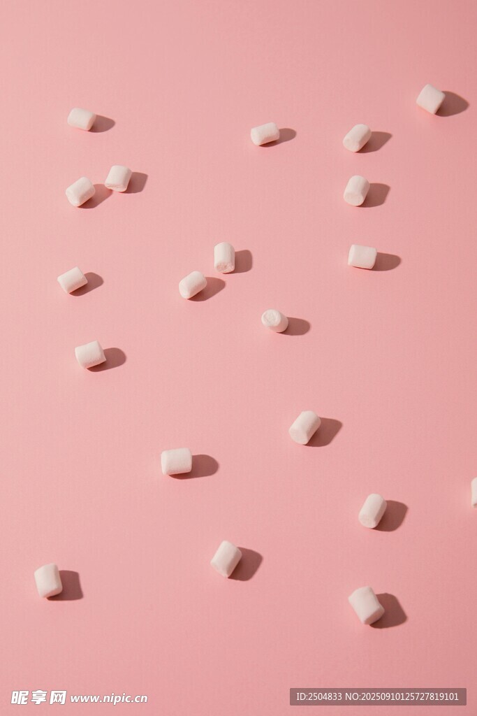 粉色背景上的小巧心形物體