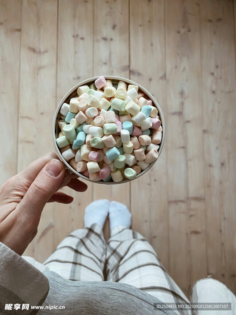 手捧多彩糖果的愜意時(shí)刻