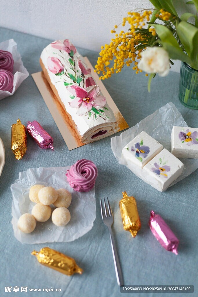 精致甜點(diǎn)與鮮花裝飾擺件