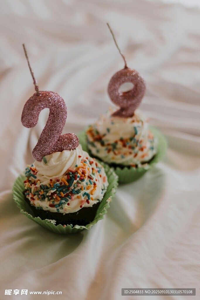 兩歲生日紙杯蛋糕