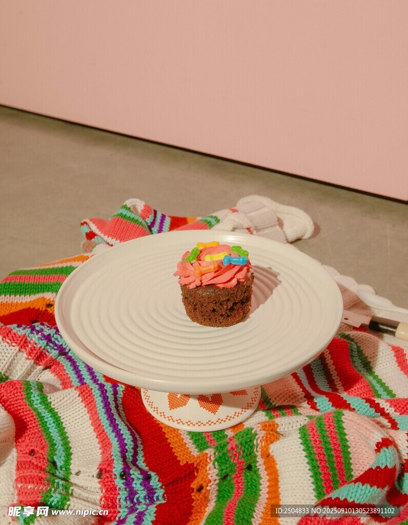 彩色毯子上的美味小蛋糕