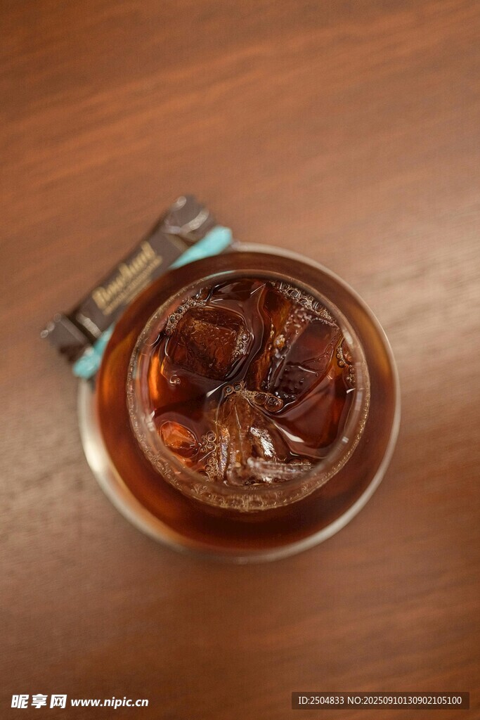冰飲可樂配墨鏡