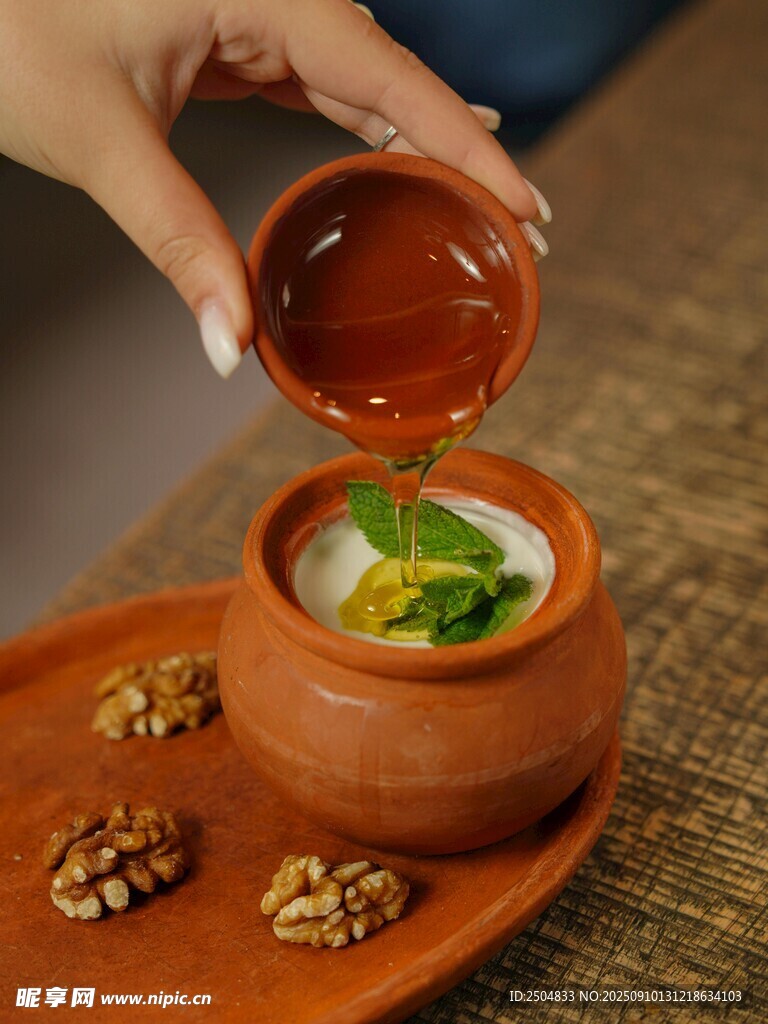 手舀美味湯羹于碗中