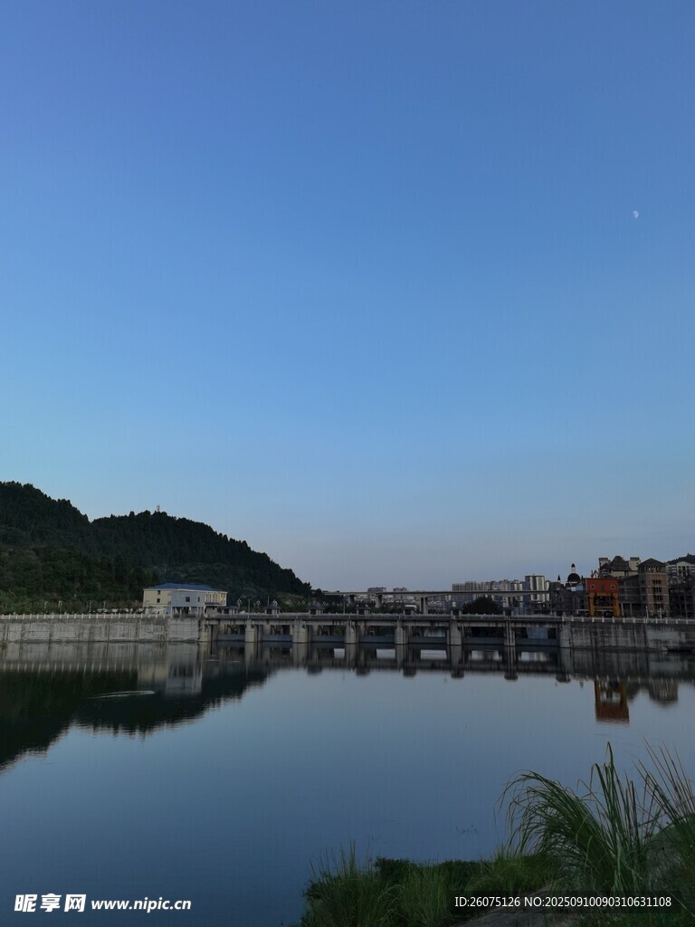 寧靜湖畔小鎮(zhèn)風(fēng)光