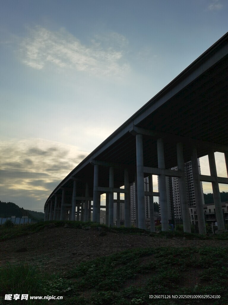 黃昏下的高架橋