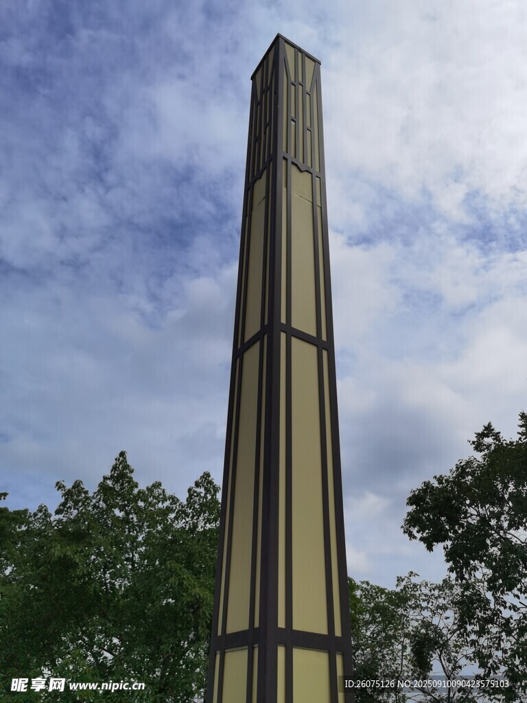 高聳的方形燈立于綠樹間