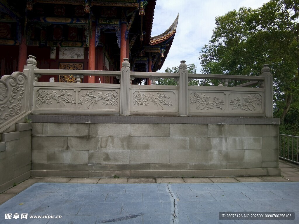 中式古建筑旁的空曠場地