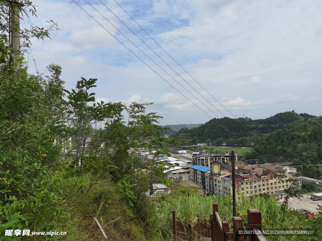 俯瞰山間小鎮(zhèn)風光