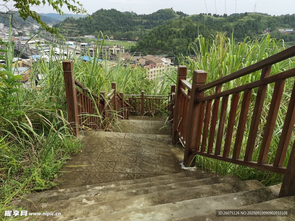 山間木質(zhì)步道綠意環(huán)繞