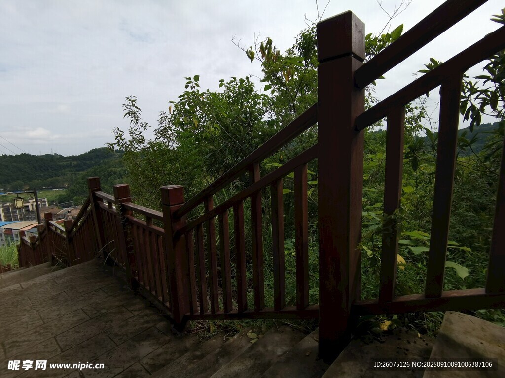山間木質(zhì)圍欄小徑風景