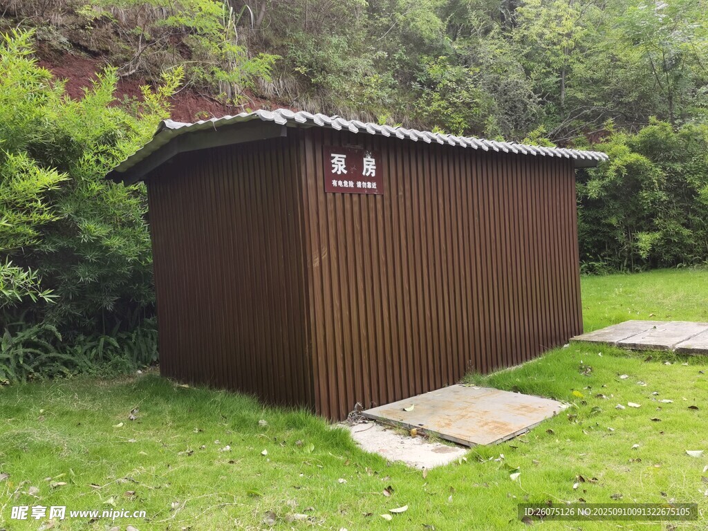 戶外棕色儲物小屋