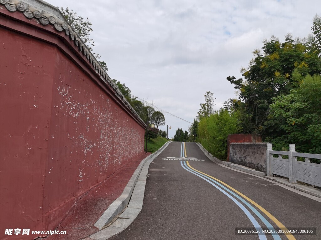 紅墻旁的多彩道路