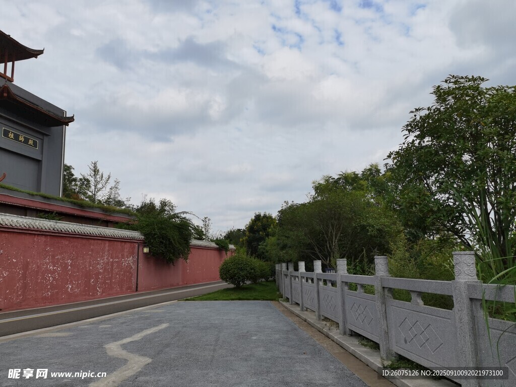 古建旁的寧?kù)o道路