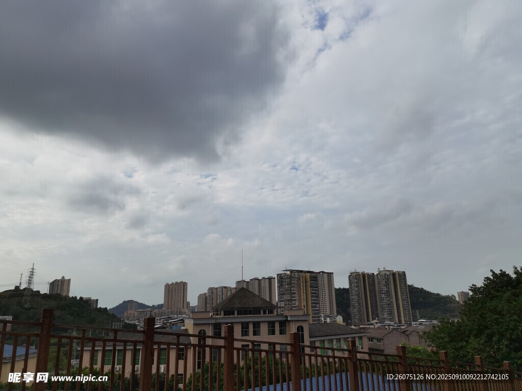 陰天城市建筑群景觀