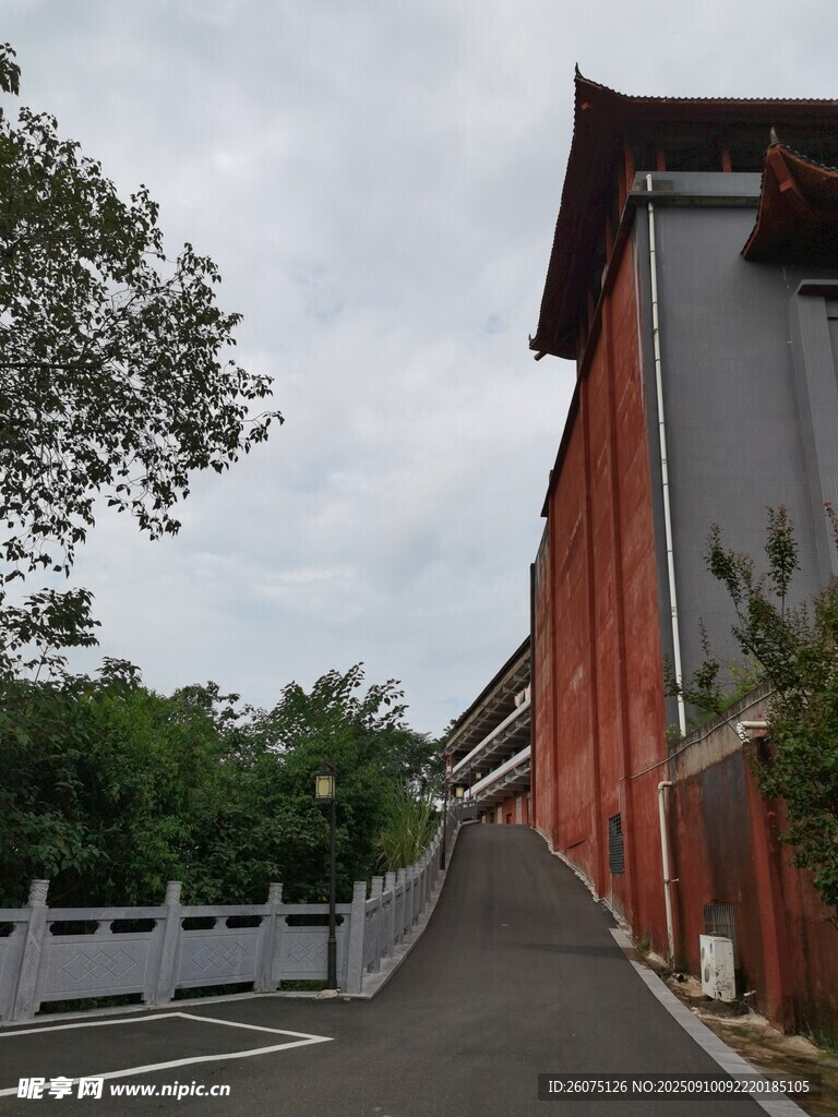 中式古建筑旁的幽靜小道