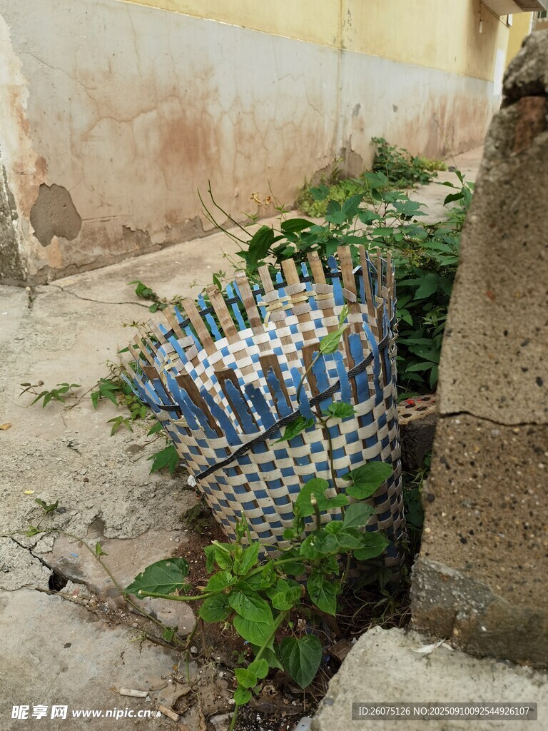 廢棄墻邊堆著的藍(lán)白編織籃