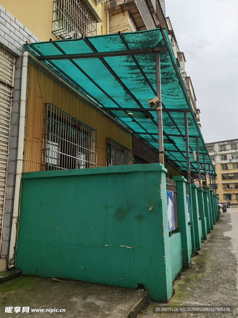 綠色圍墻老舊建筑