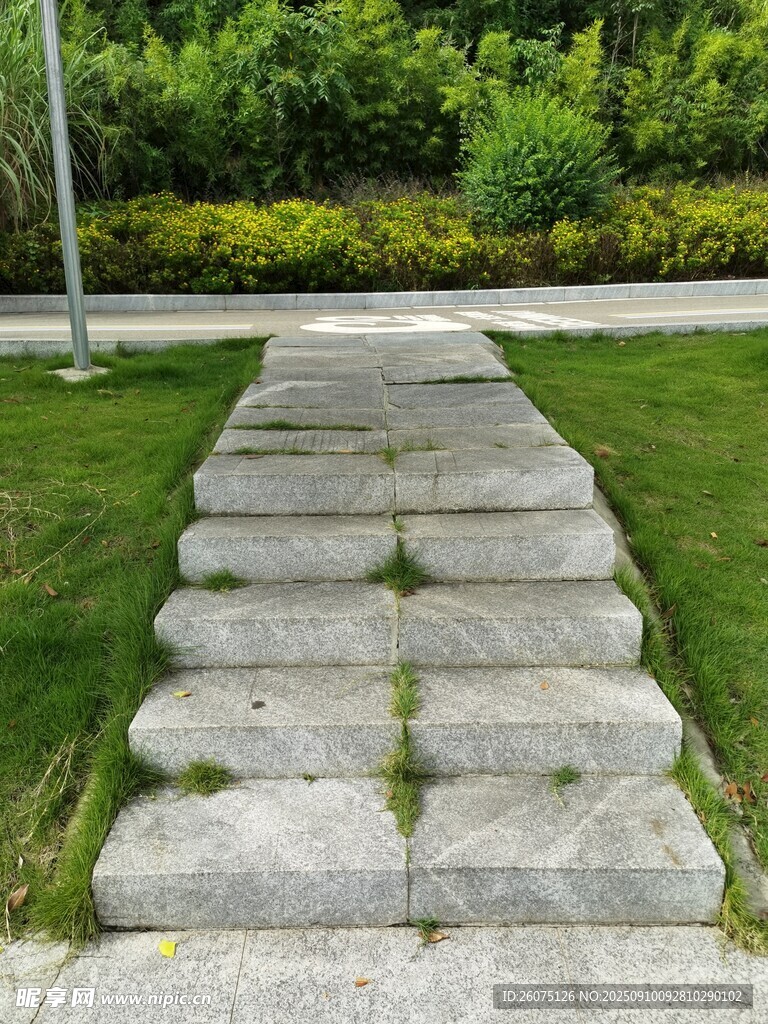 石板小徑穿行于綠草地間