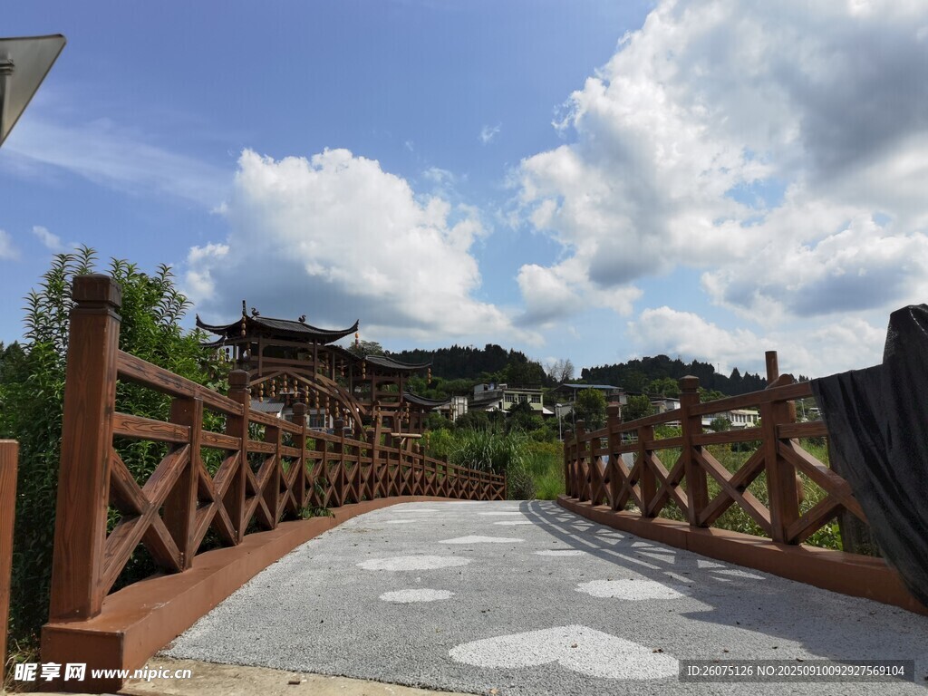 古橋風(fēng)景藍(lán)天白云伴綠植