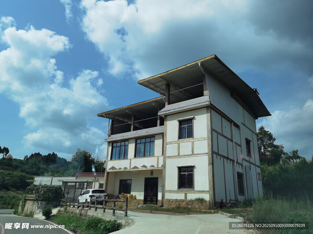 鄉(xiāng)村兩層自建白色房屋