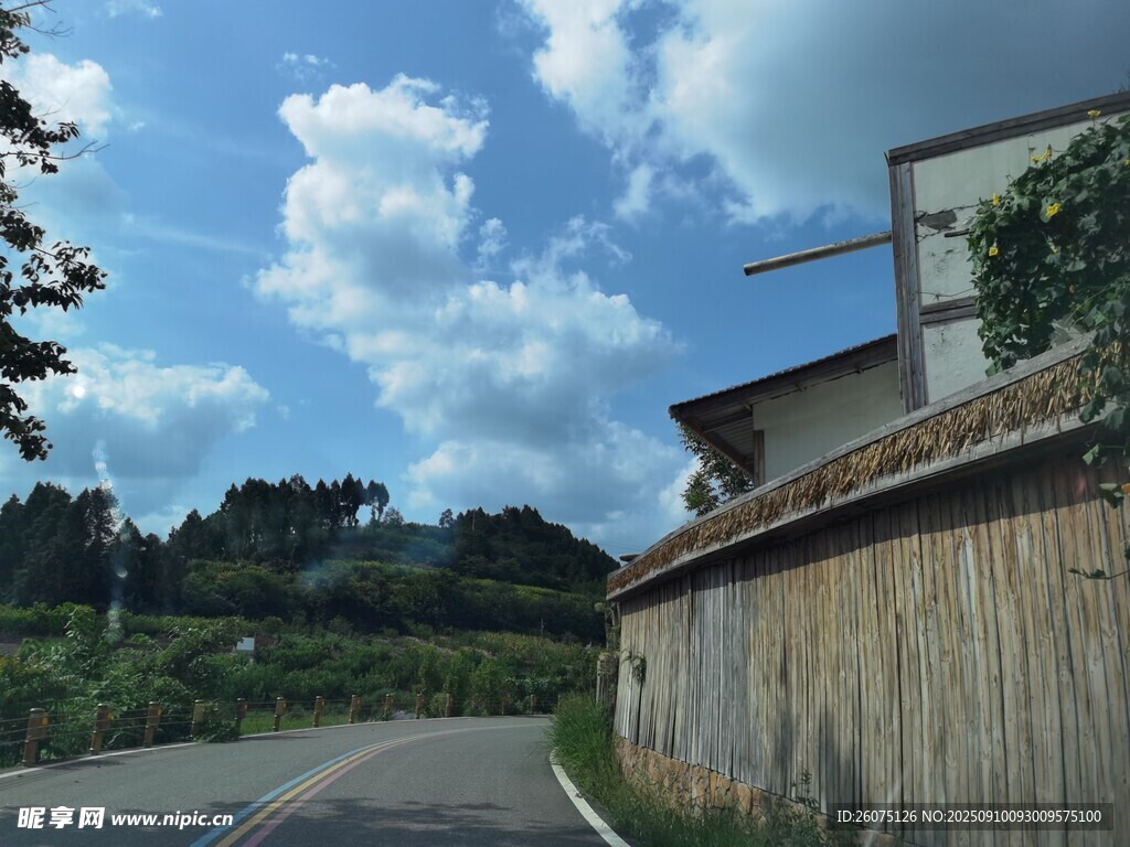 鄉(xiāng)村路旁的木屋與藍(lán)天