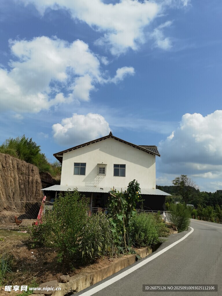 鄉(xiāng)村路旁的白色小屋