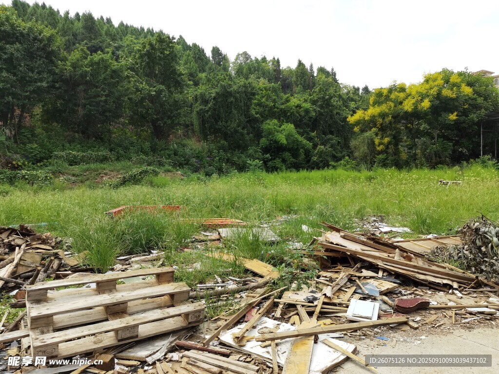 野外廢棄雜物堆積場(chǎng)景