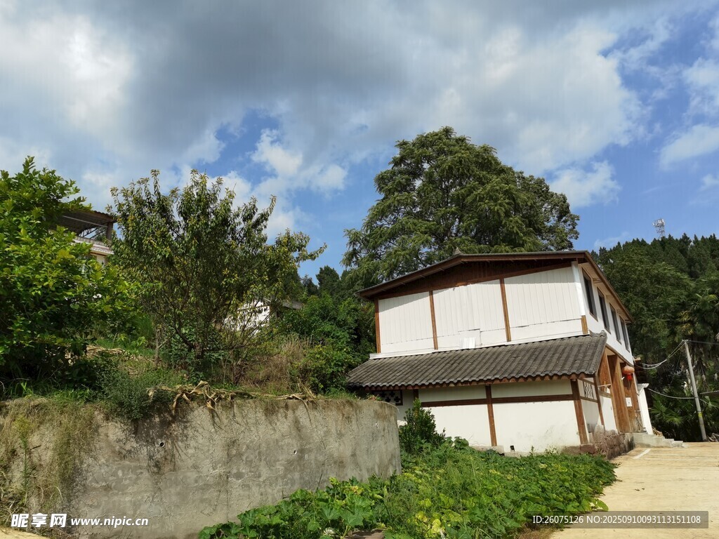 山間白墻房屋風(fēng)景