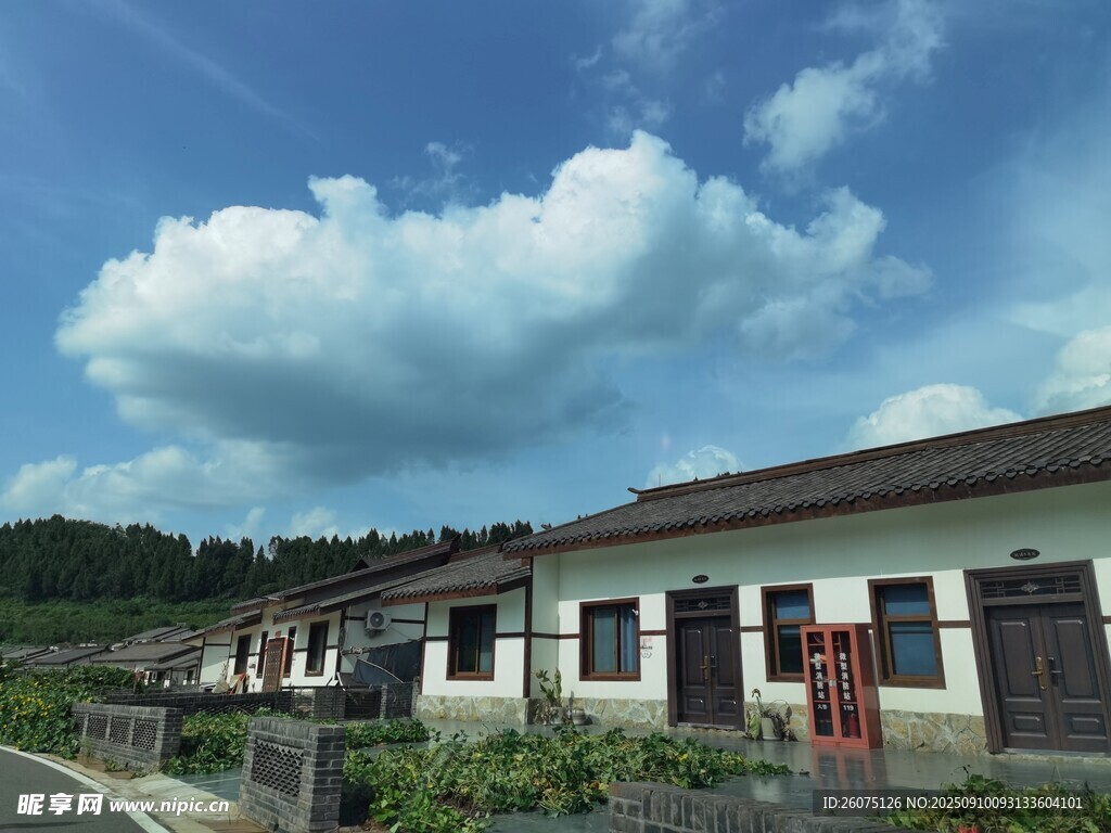 鄉(xiāng)村民居藍(lán)天白云下的寧?kù)o