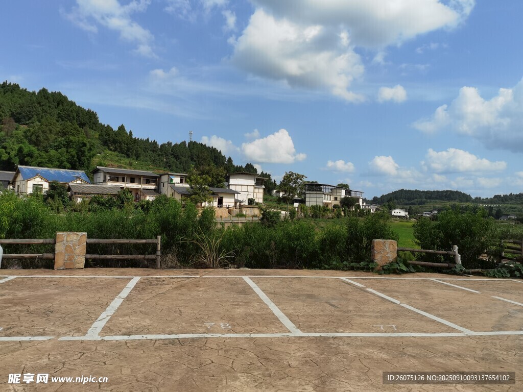 鄉(xiāng)村旁的空曠停車場