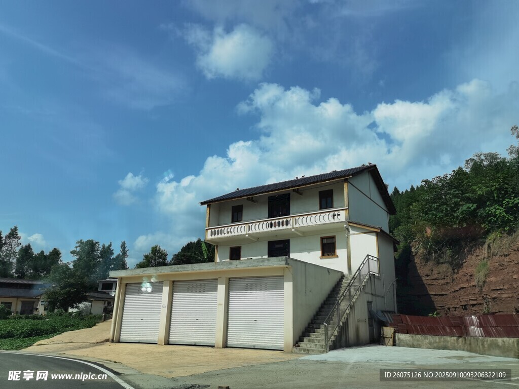 兩層住宅背靠青山藍天