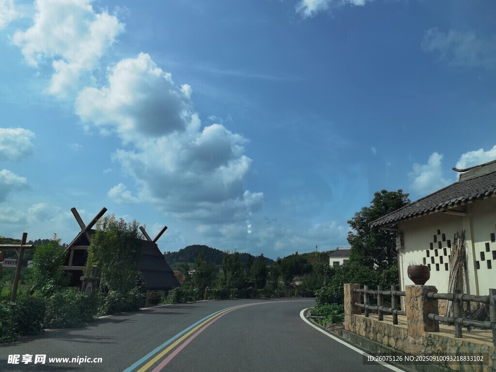 鄉(xiāng)村公路旁的田園景致