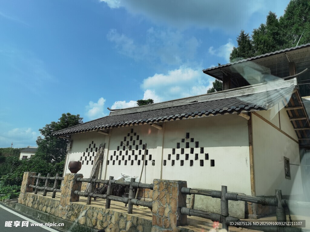 中式傳統(tǒng)建筑寧?kù)o鄉(xiāng)村景象