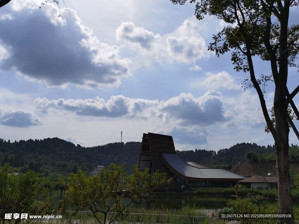 鄉(xiāng)村遠景中的獨特建筑