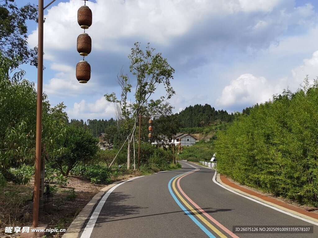 蜿蜒公路旁的秀麗風光