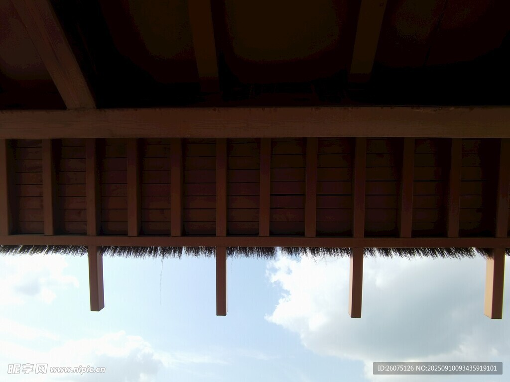 屋檐下的天空與白云