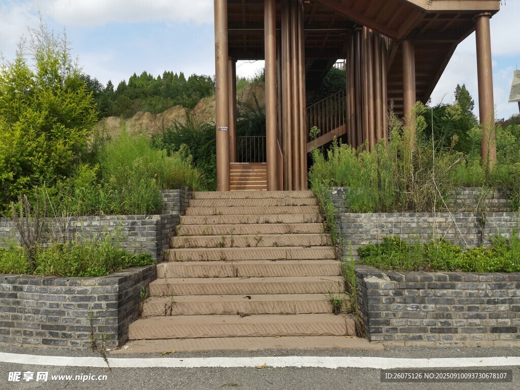木質(zhì)臺(tái)階通往戶外景觀亭