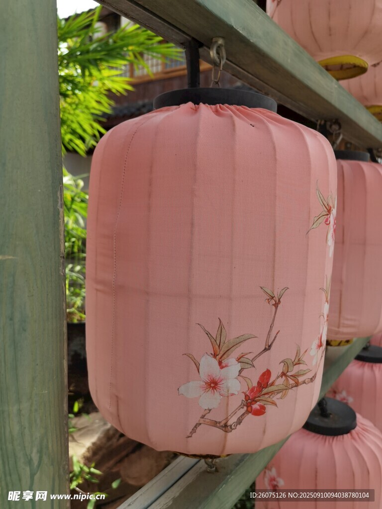 中式粉色花卉圖案燈籠