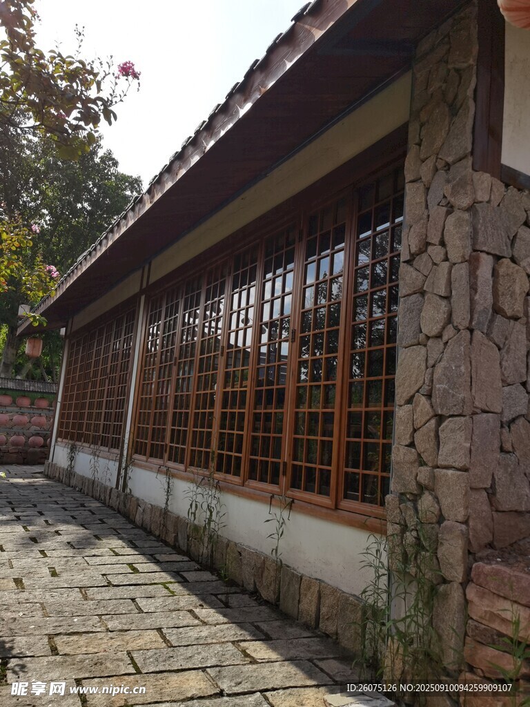 古雅中式建筑外的磚石小徑