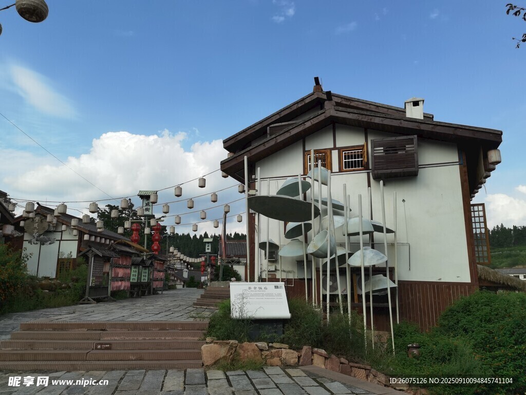 鄉(xiāng)村小屋旁的戶外設(shè)備